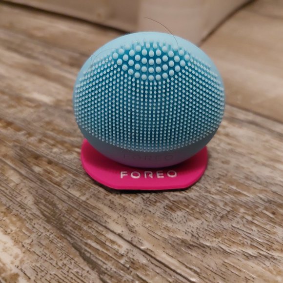 Foreo Ultrasonic Battery Powered Facial Scrubber - Picture 3 of 4